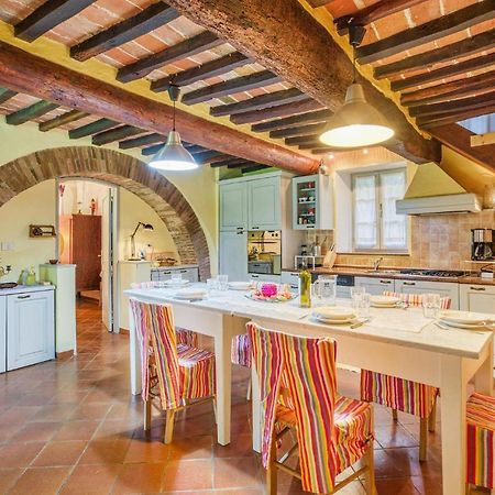Amazing home in Foiano with 5 Bedrooms, WiFi&Outdoor swimming pool Foiano Della Chiana Buitenkant foto